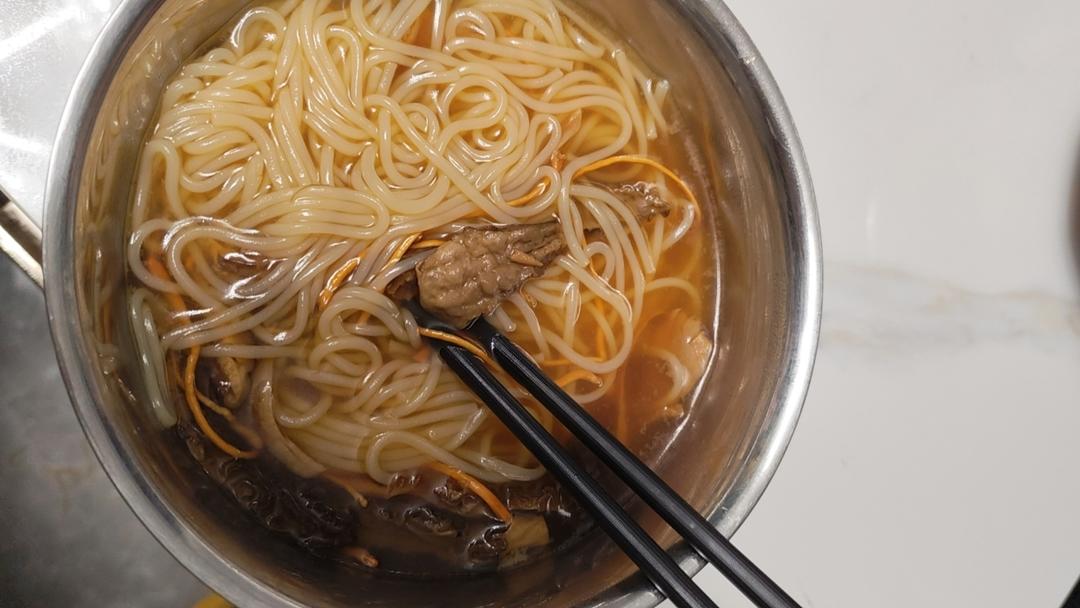 菌菇汤面/米线（2-3人份）的做法