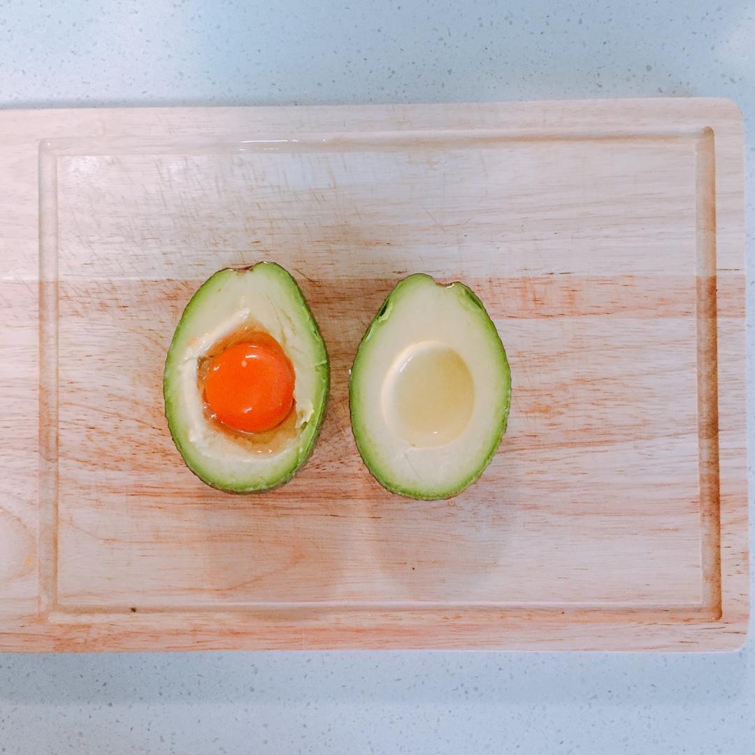牛油果烤鸡蛋