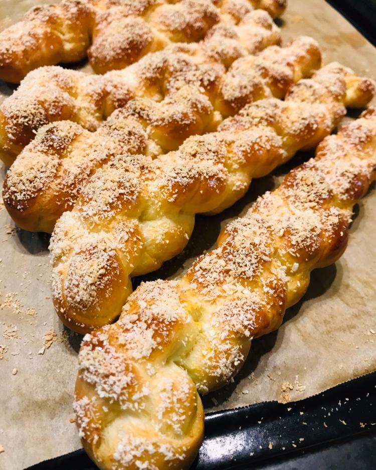 cici1212做的砂糖麻花面包(两股辫子)