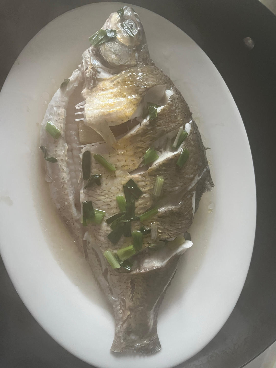 清蒸鳊鱼时，牢记诀窍，做好的清蒸鱼鲜嫩又鲜美，一点都不腥