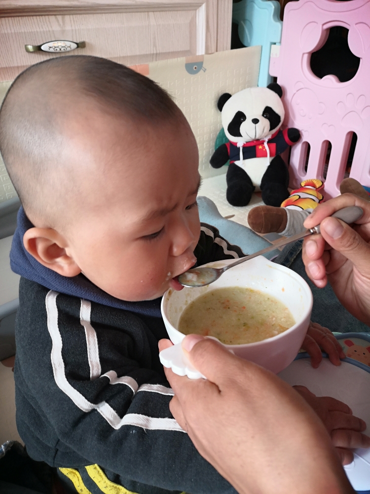 八个半月爱吃饭的小宝宝☞辅食分享:鲜虾➕西蓝花➕胡萝卜➕米粉的做法