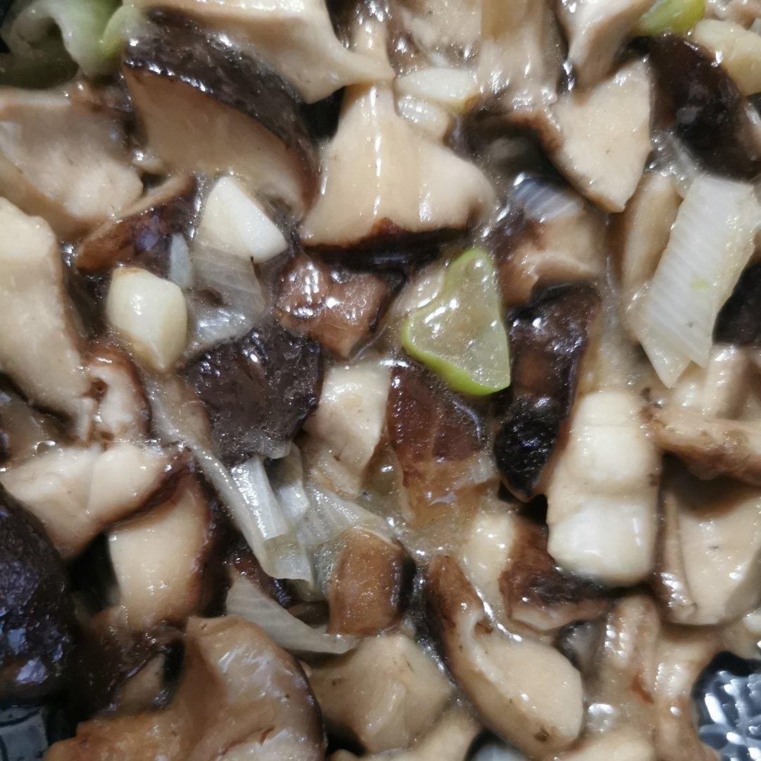 分享一个香菇好吃的做法，不用烧鸡不用炖汤，简单炒一炒，真香