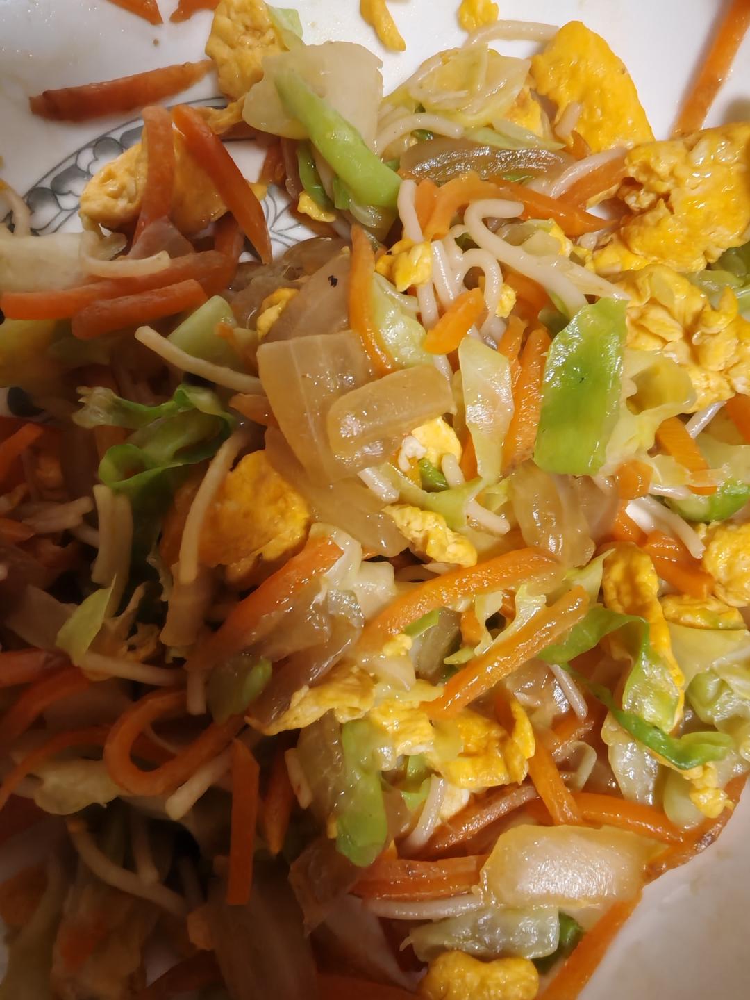圆白菜胡萝卜葱头鸡蛋炒米粉