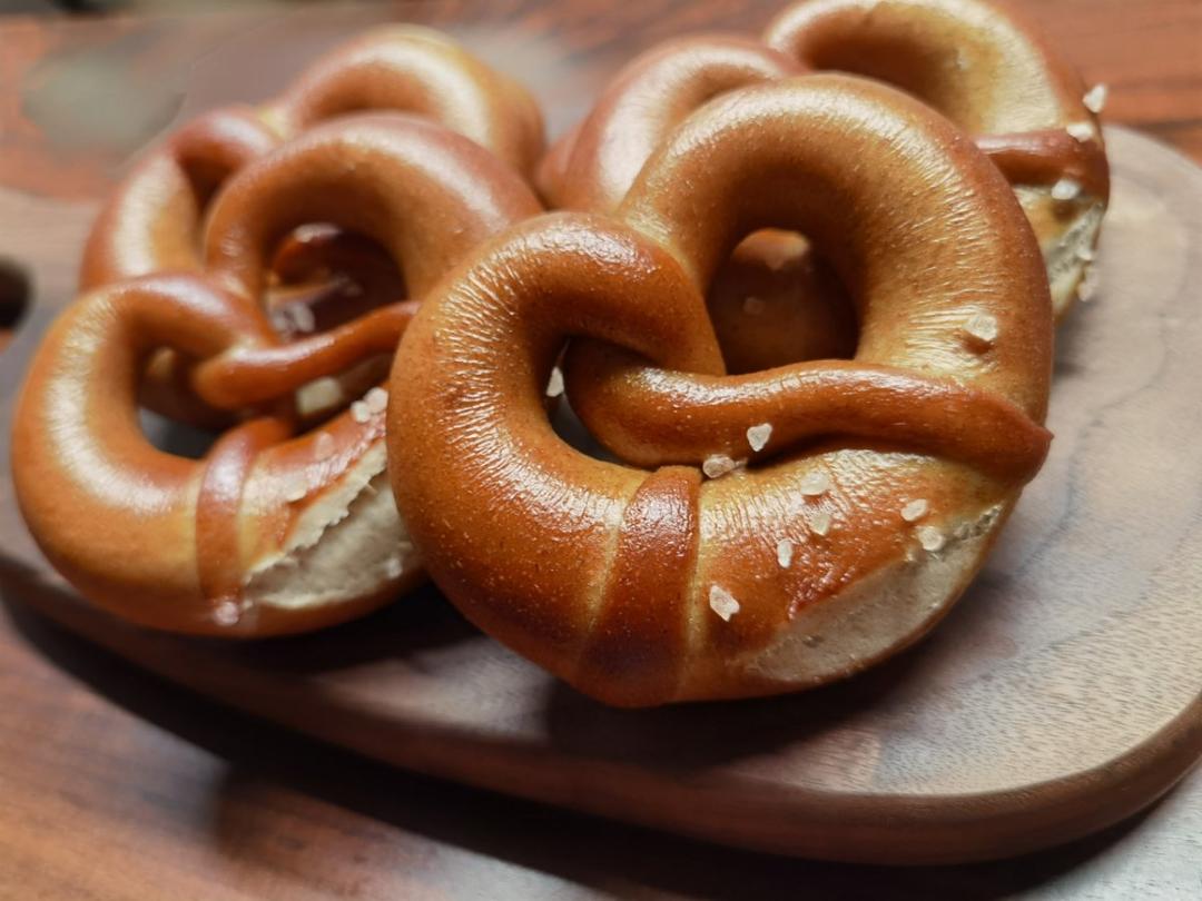 繁花与叶茂做的德国碱水面包普雷节中国结绣球红豆碱水棒五股辫六股辫