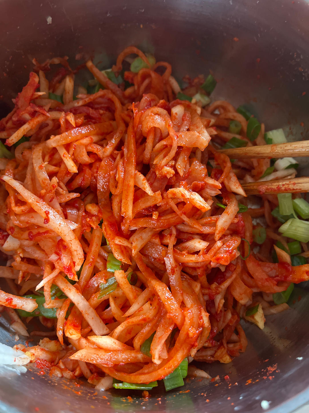 无法拒绝又清爽开胃的韩式凉拌辣萝卜丝（musaengchae/ Korean pickled radish )