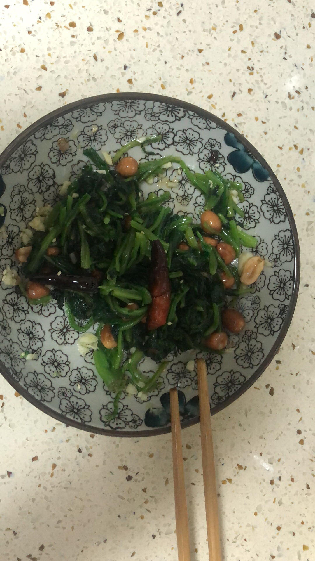 超级爽口的果仁菠菜（附零失误炸花生米的方法）