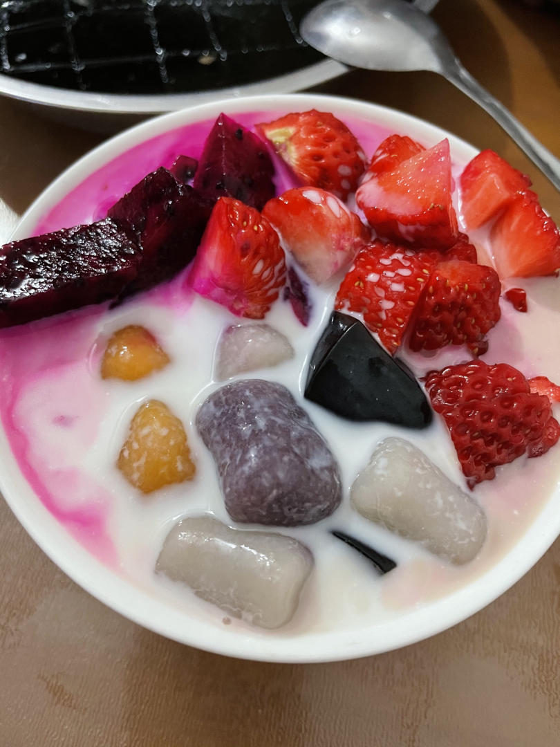 梁大鱼呀做的牛奶芋圆水果捞
