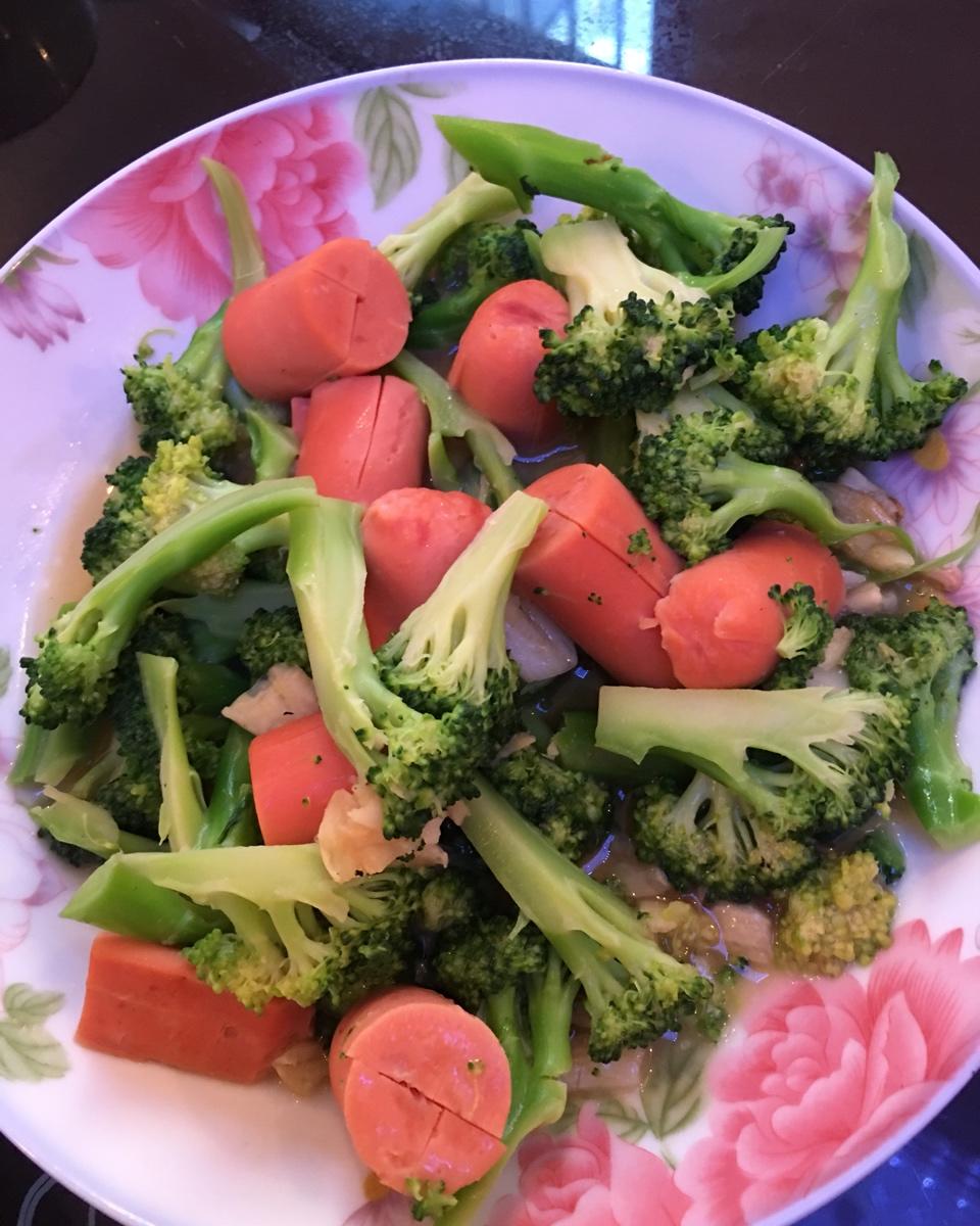 蒜香西兰花炒脆皮肠
