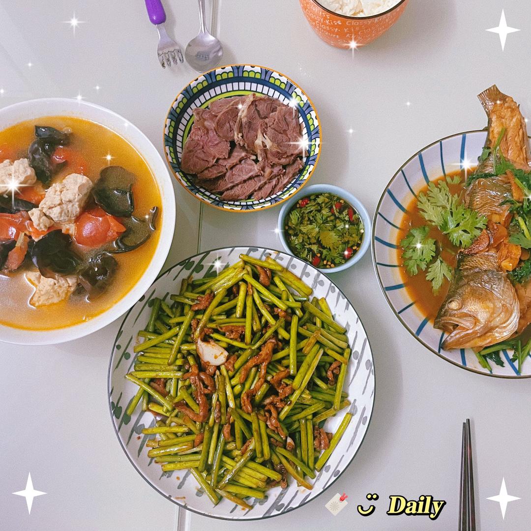 超级爱吃的蒜薹肉丝
