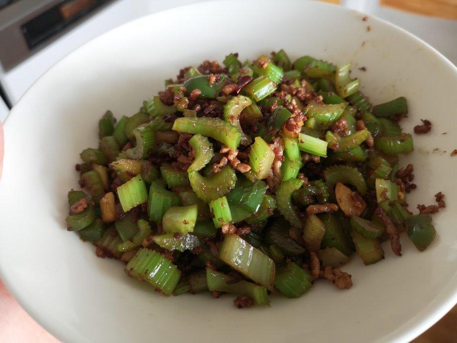 米饭杀手｜芹菜粒炒牛肉末