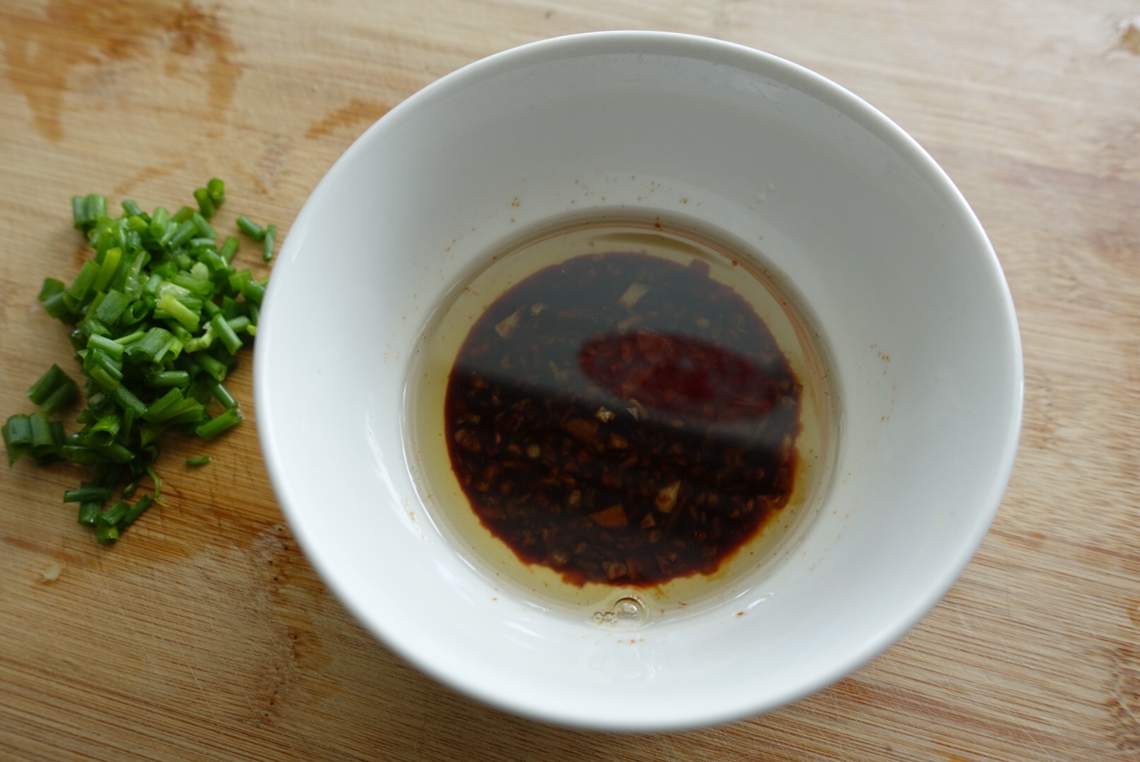 一锅三菜：红烧猪脚+蒜蓉粉丝蒸虾+蒜蓉茄子的做法 步骤1