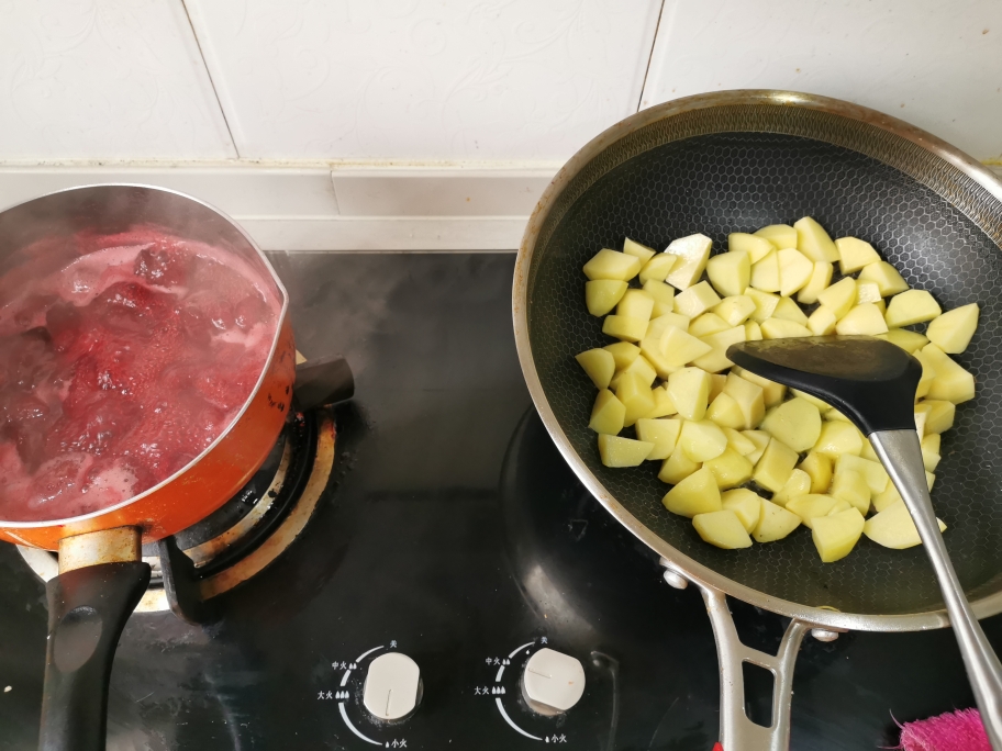 简单的鸡腿烧土豆的做法 步骤4
