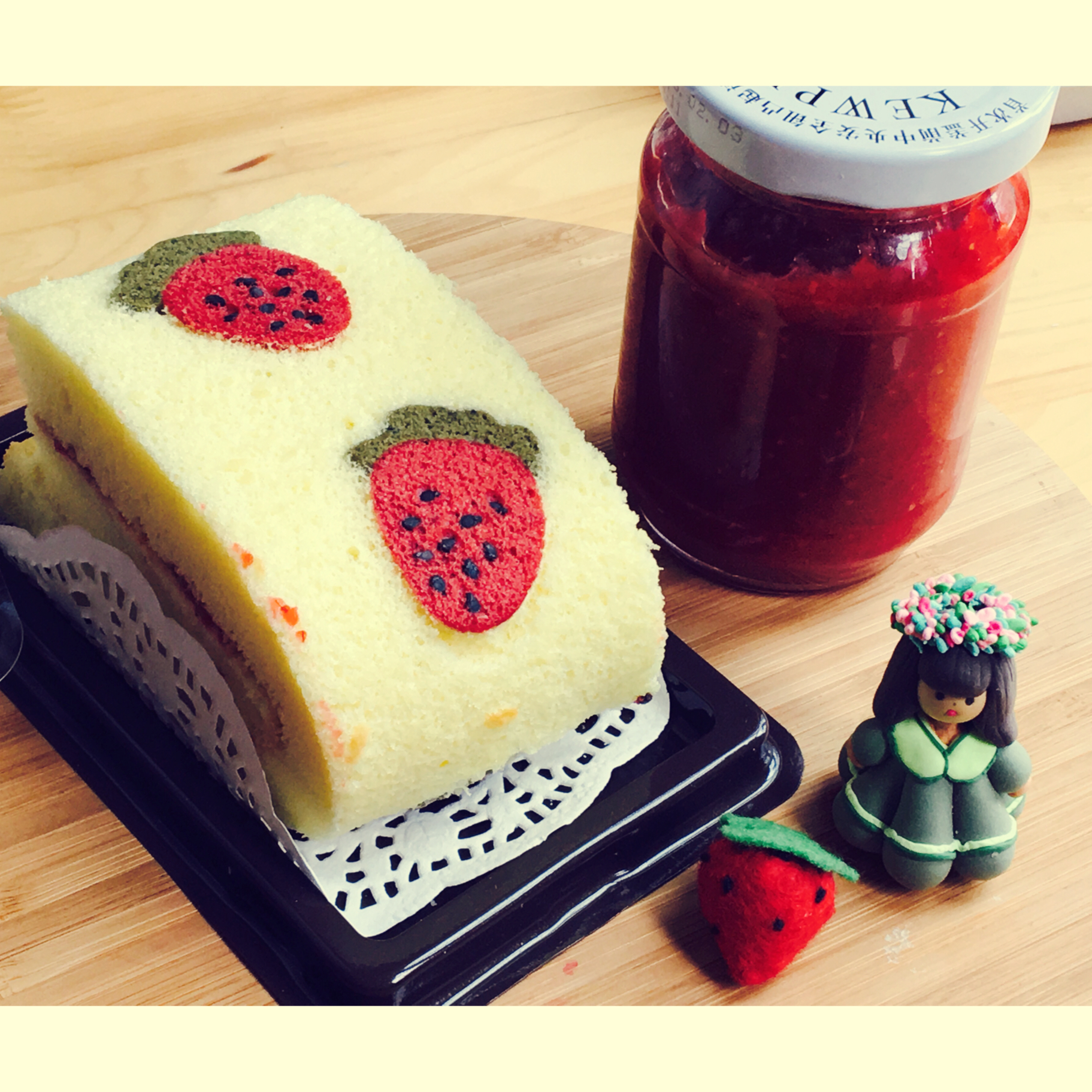 果酱草莓戚风蛋糕卷