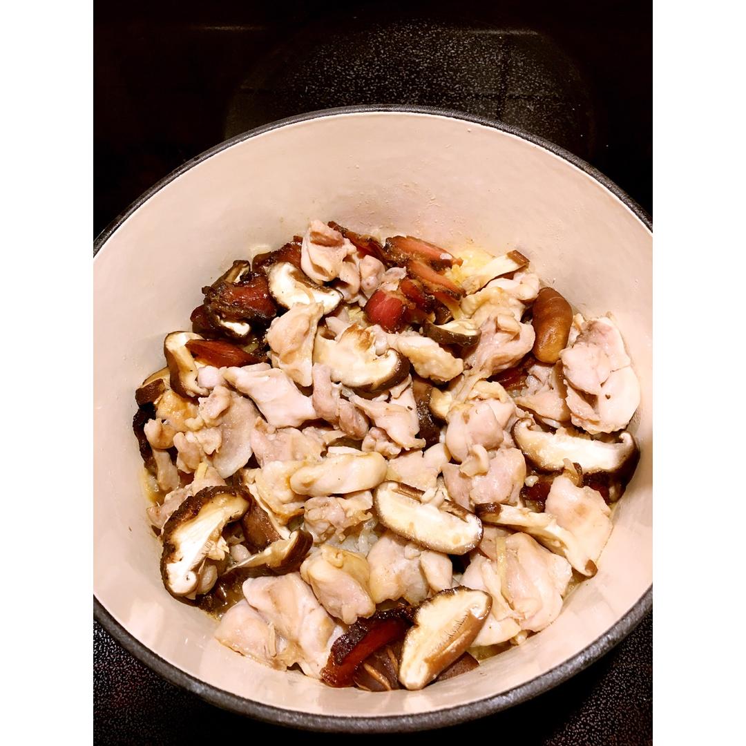 香菇滑鸡煲仔饭