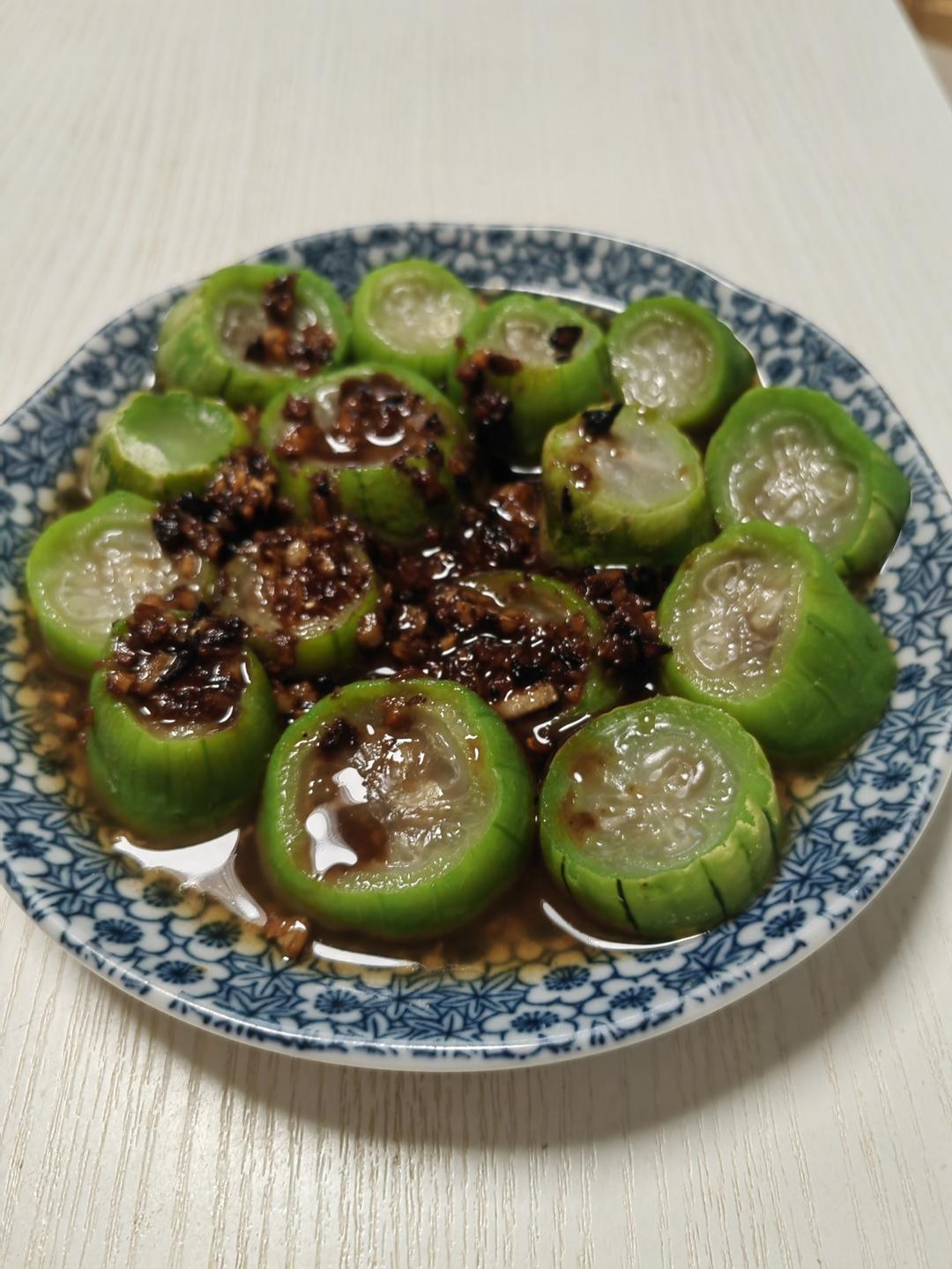 只需要五分钟就可以的美味蒜蓉蒸丝瓜
