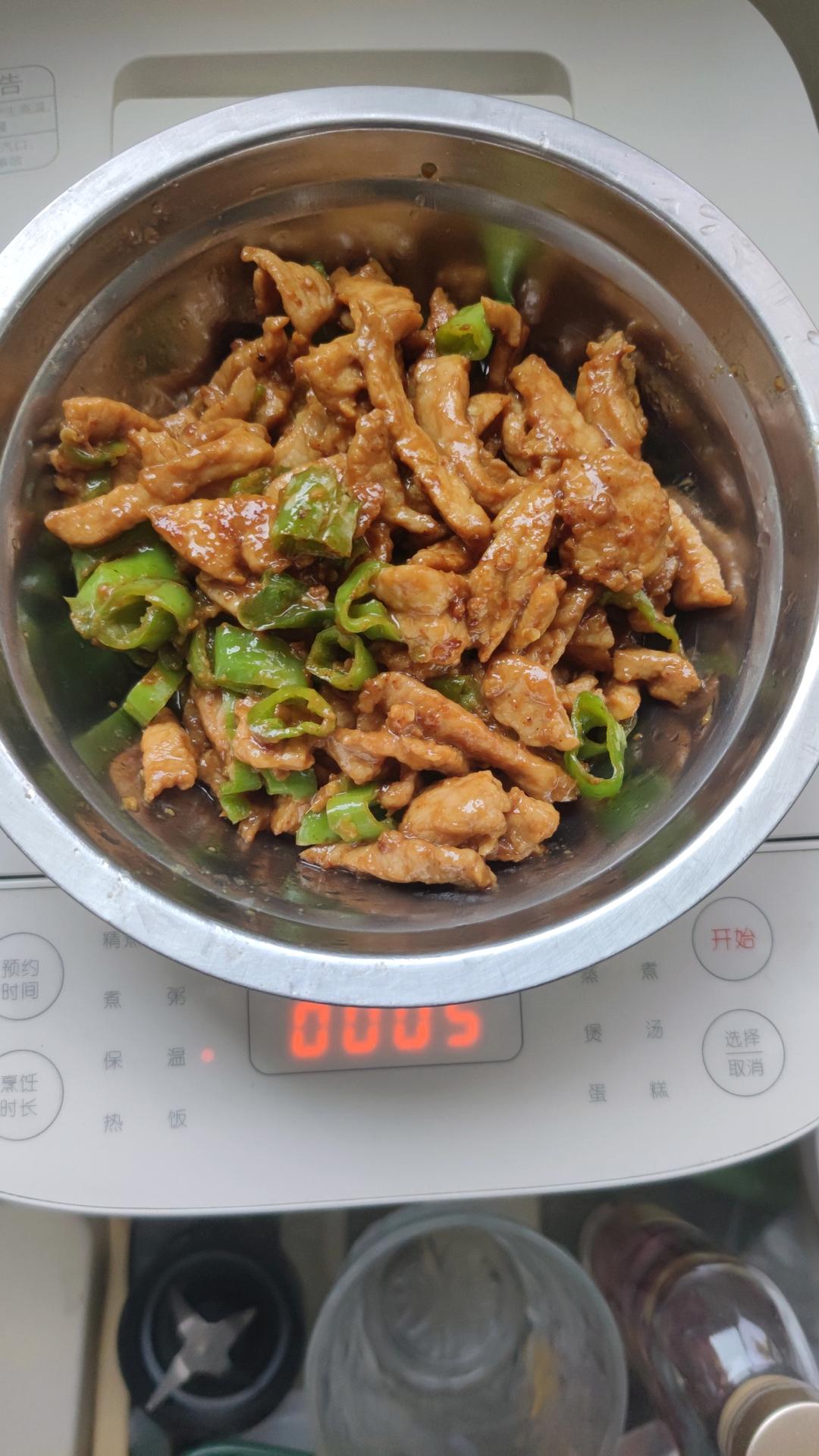 经典的家常菜，青椒炒肉丝，简单的食材也能做出如此美味