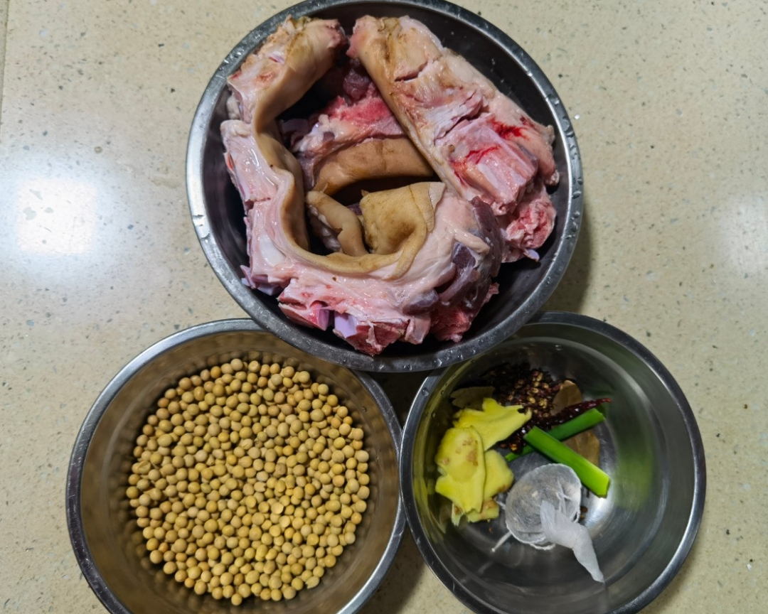 黄豆焖猪蹄(电饭煲)的做法 步骤1