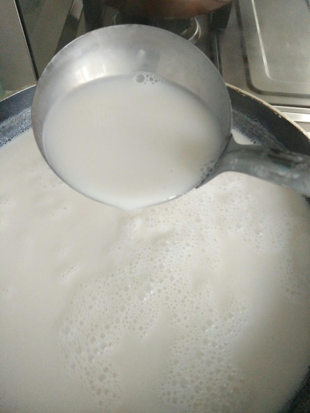 熬制肉皮冻---为小笼包做准备