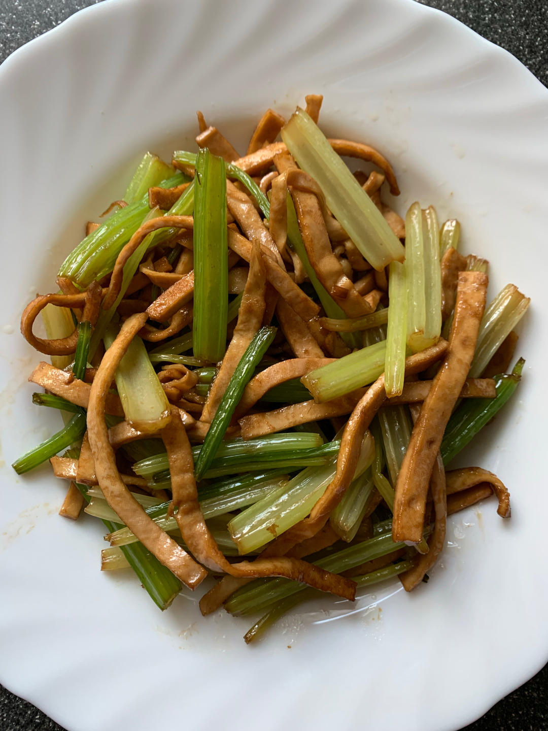 午餐晚餐简单快手下饭菜芹菜炒香干