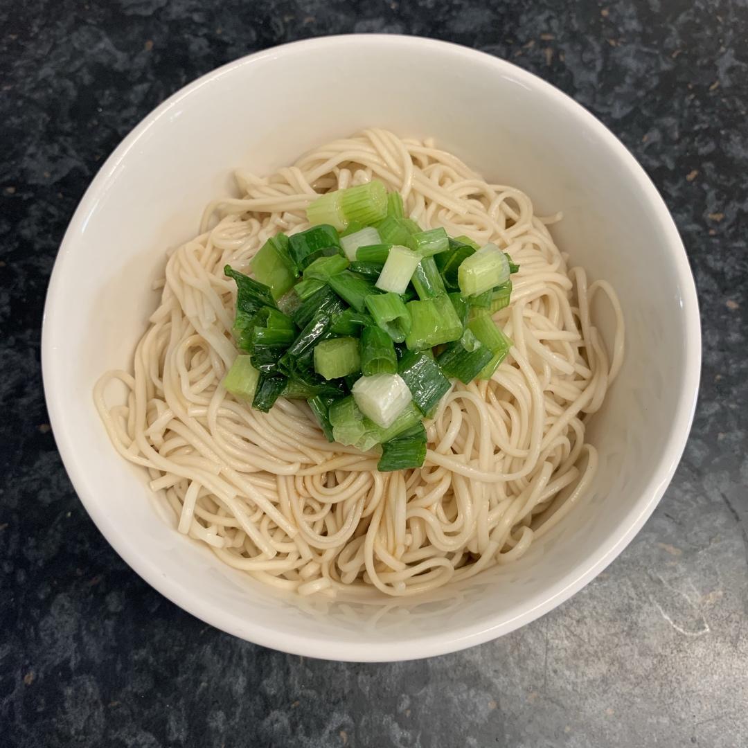 葱爆面—就是汪涵在天天向上里面做的那个啦