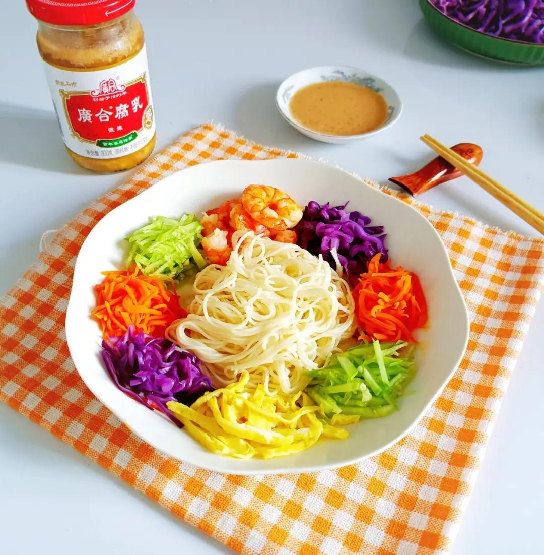 秘制腐乳捞汁凉面，咸鲜香辣巨好吃！