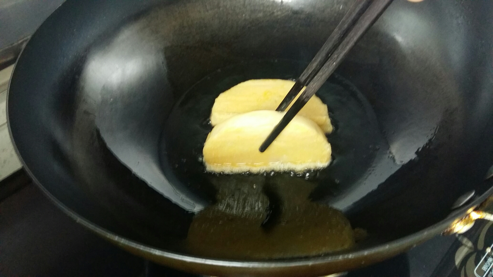 边皮酥脆又省油的黄金炸馒头的做法 步骤2