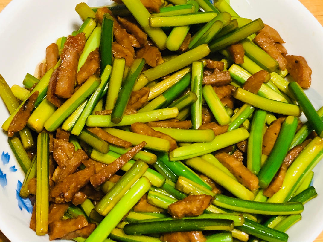 下饭的蒜苗炒肉肉