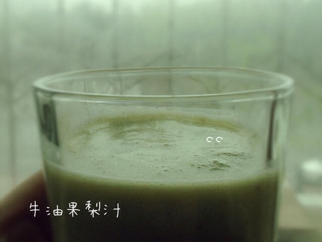水果汁杯里的—牛油果梨汁（绿色）的做法