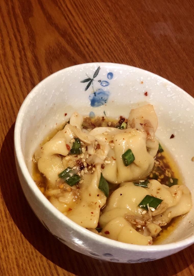 省时又便捷，没人能抗拒这碗酸汤水饺！🥟