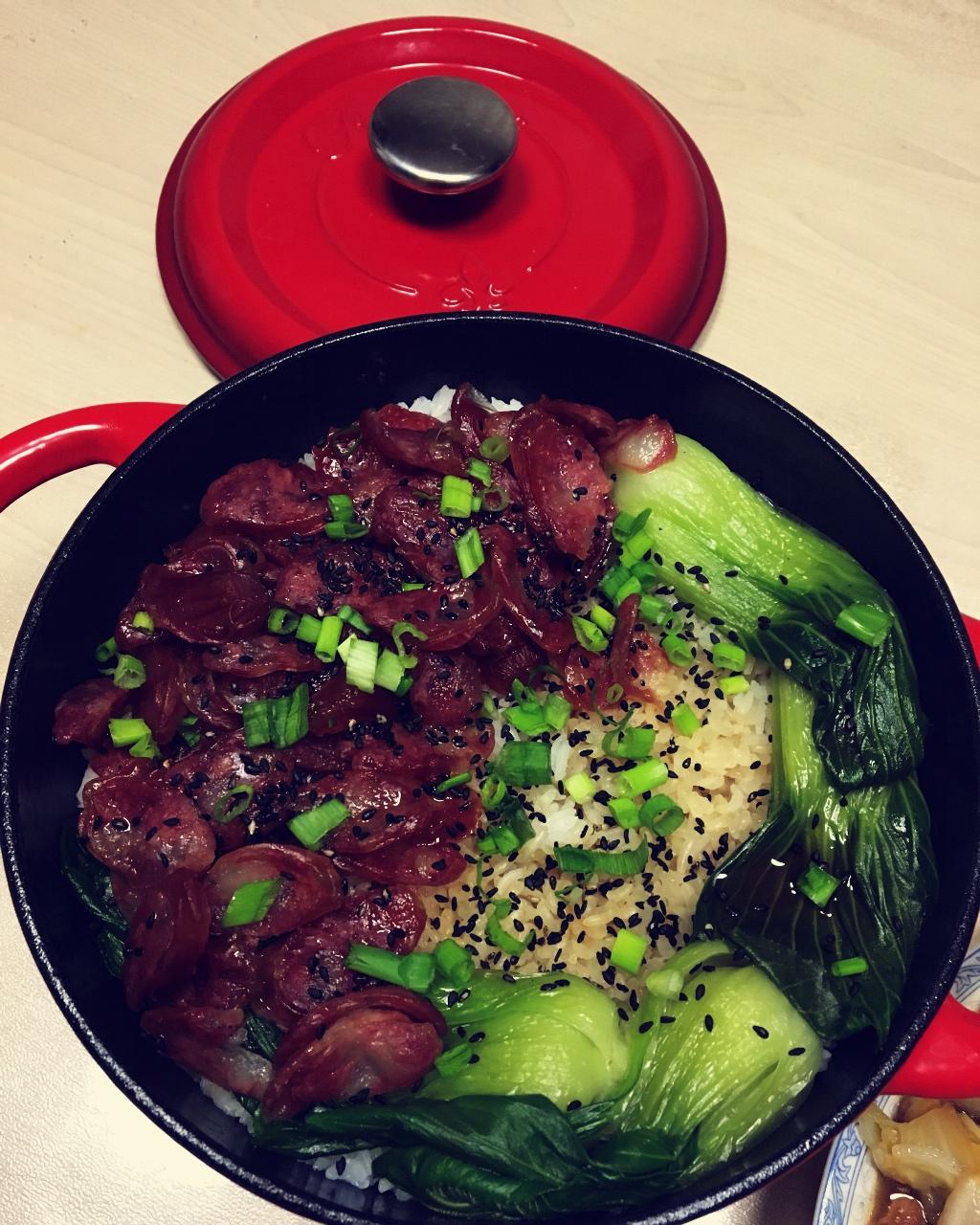 铸铁锅腊肠煲仔饭