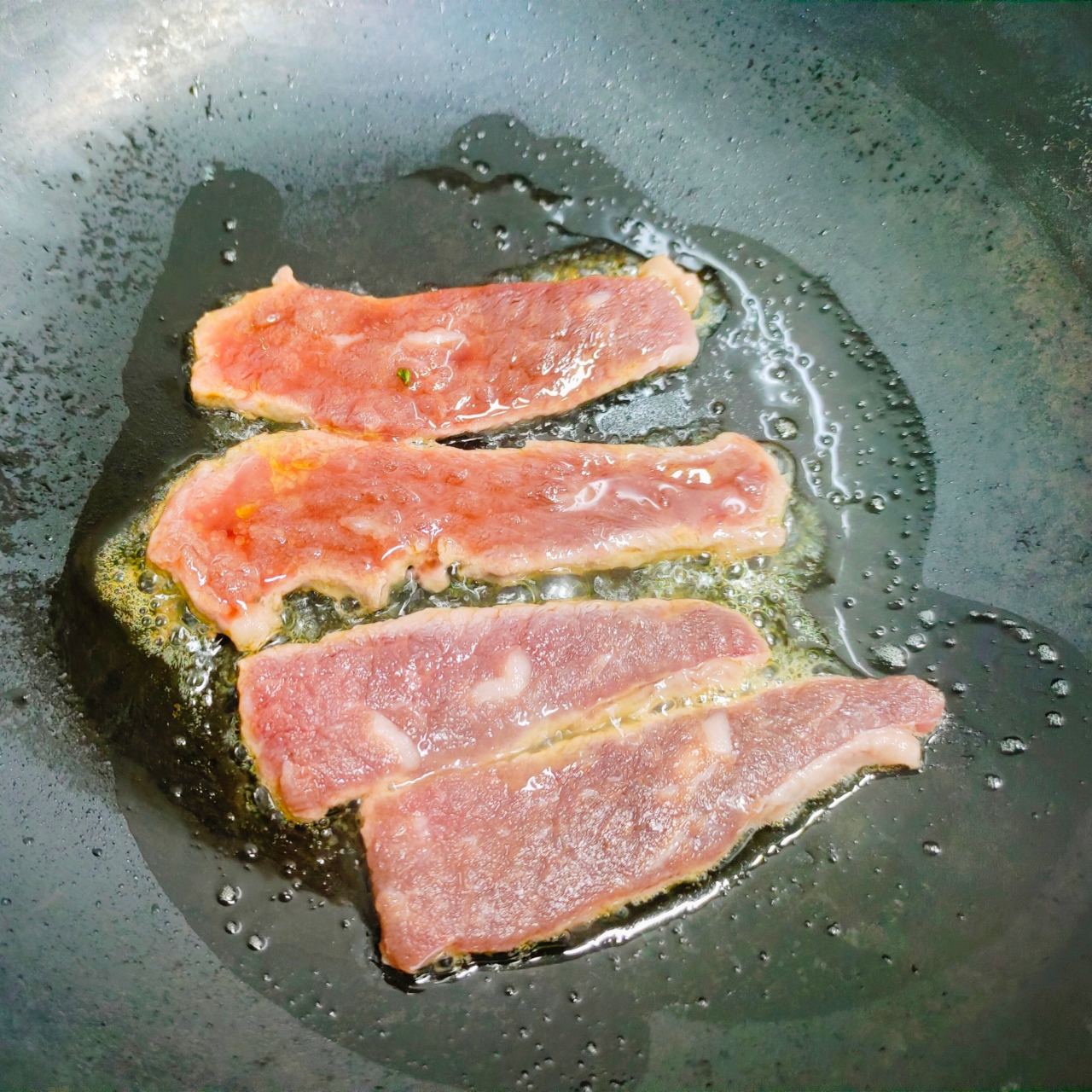 澳洲牛肉 蒜香煎牛肉面条儿童简餐的做法 步骤4
