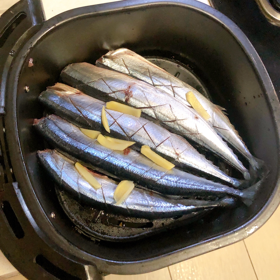 空气炸锅烤秋刀鱼的做法 步骤3
