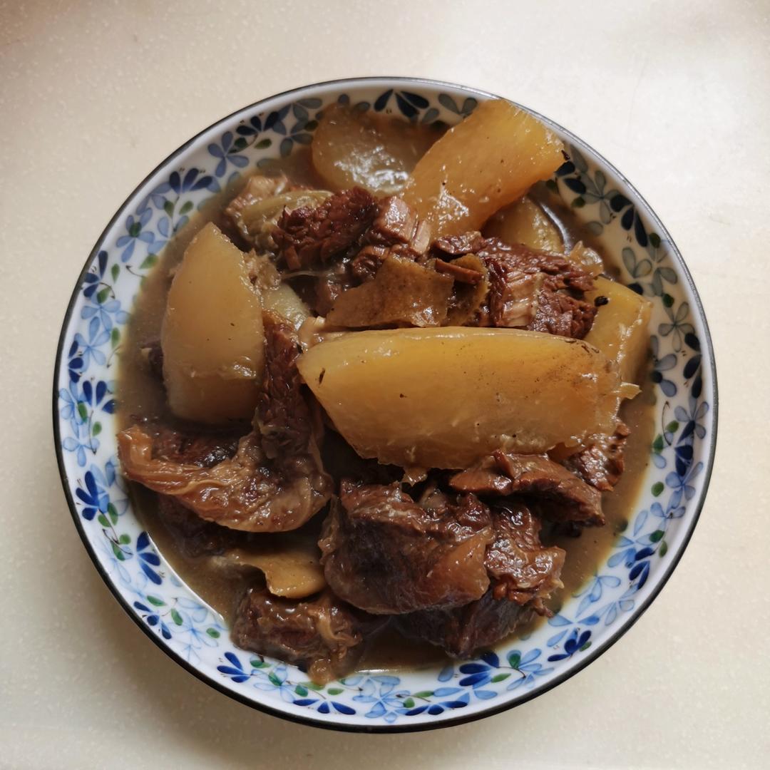 萝卜焖牛腩 （好吃得可以摆摊了）