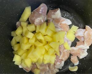 土豆炒鸡丁的做法 步骤2