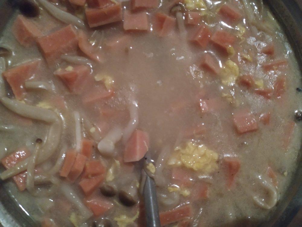 蟹味菇鸡蛋火腿汤