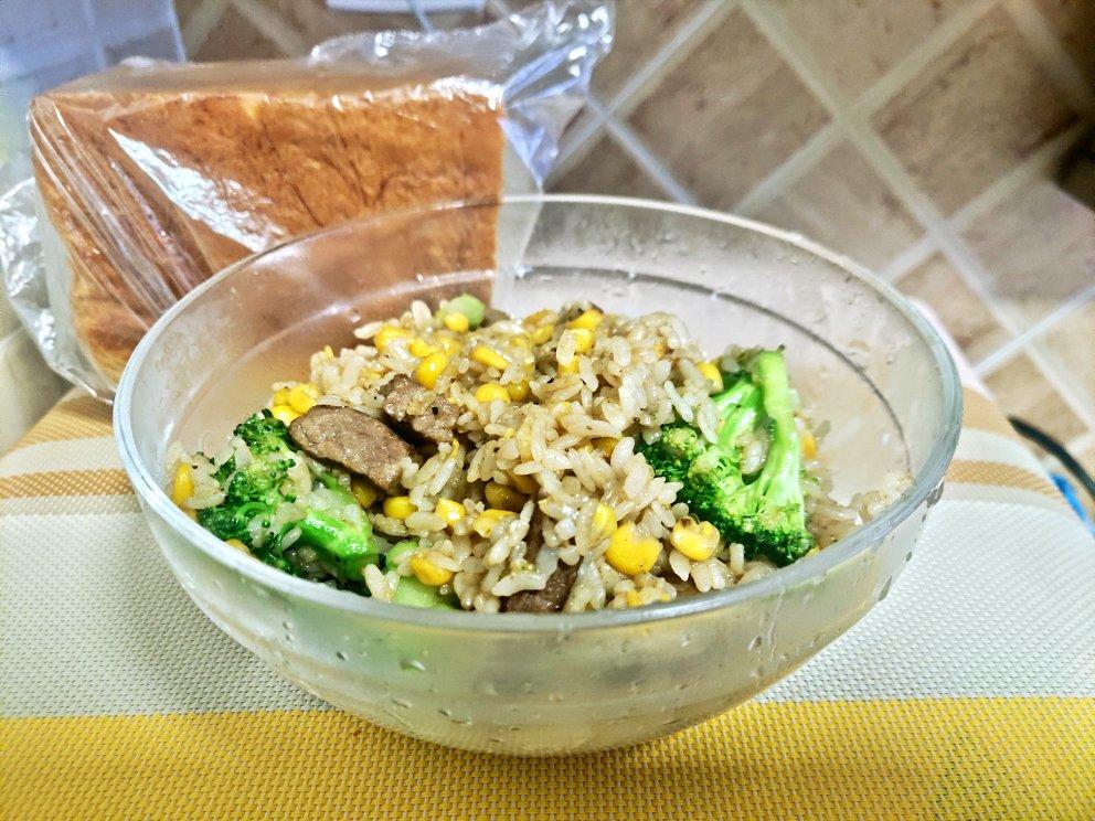 黑胡椒牛肉粒杂蔬炒饭