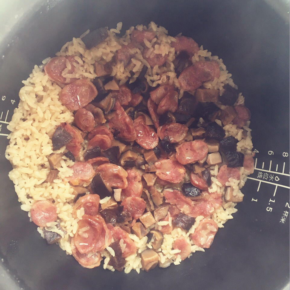 电饭锅版香菇腊肠饭