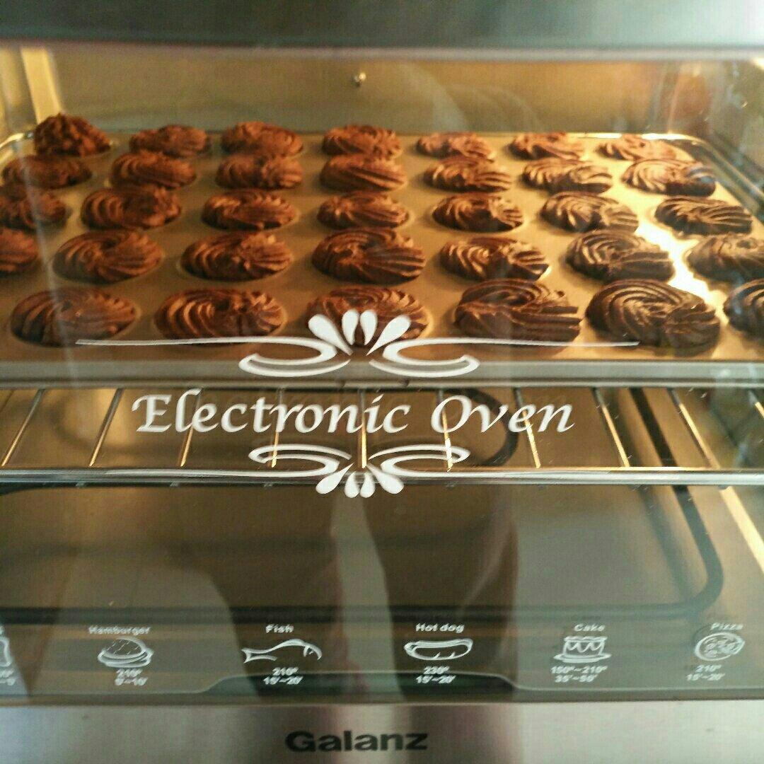 挤花毫无压力的巧克力曲奇