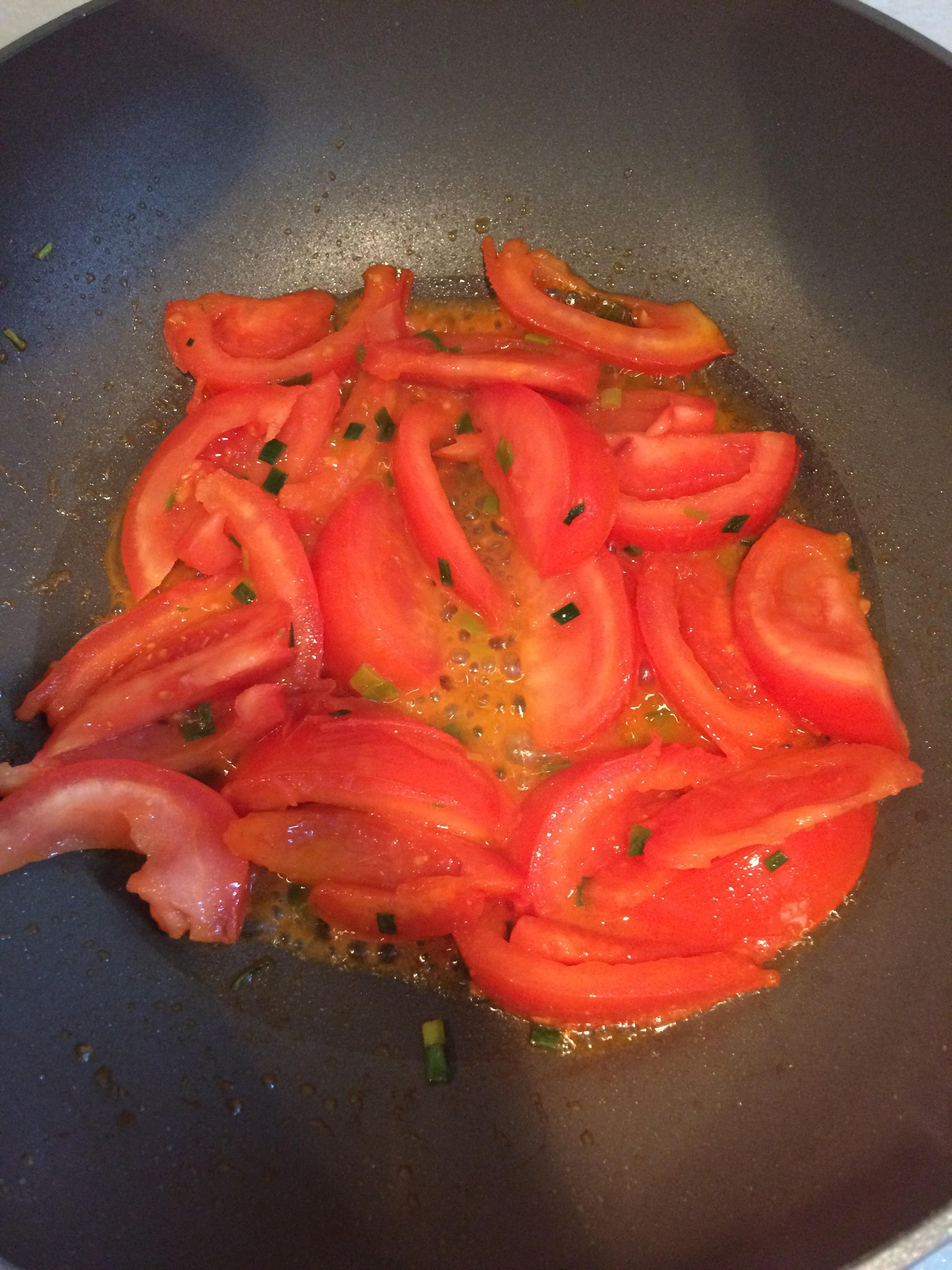 ✺◟(∗❛ัᴗ❛ั∗)◞✺认真生活，在家创造好吃的✺◟(∗❛ัᴗ❛ั∗)◞✺之西红柿鸡蛋青菜木耳面条的做法 步骤2