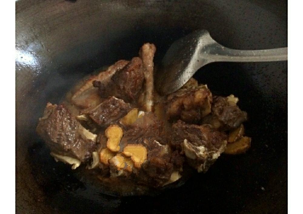 好吃到炸的炖牛排骨的做法