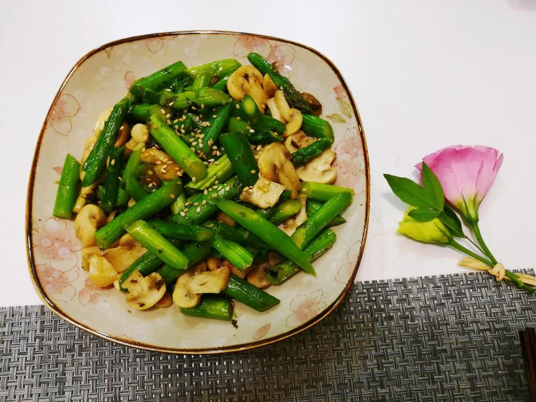芦笋炒蘑菇
