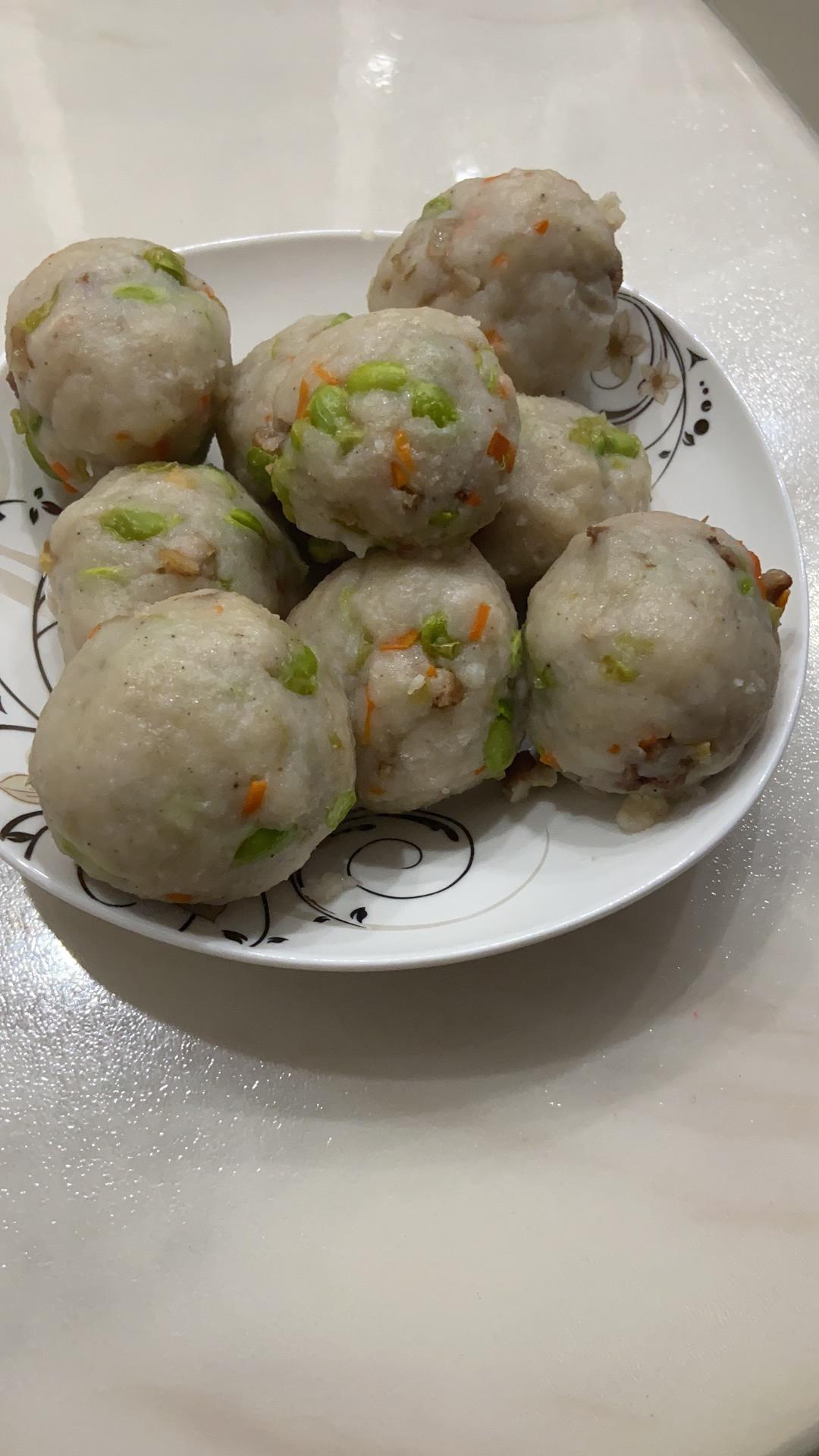 成熟的季节,毛豆也刚好可以吃,只有这样的时候才可以弄一次炒米圆子