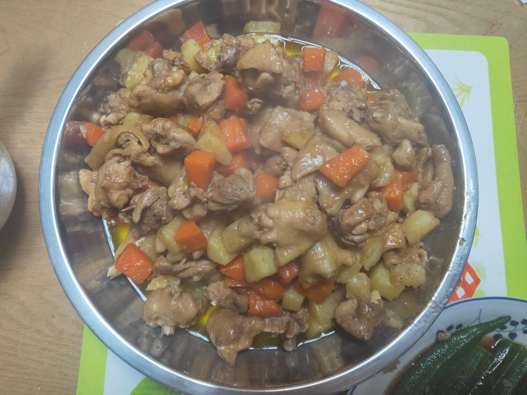 土豆胡萝卜炖鸡块