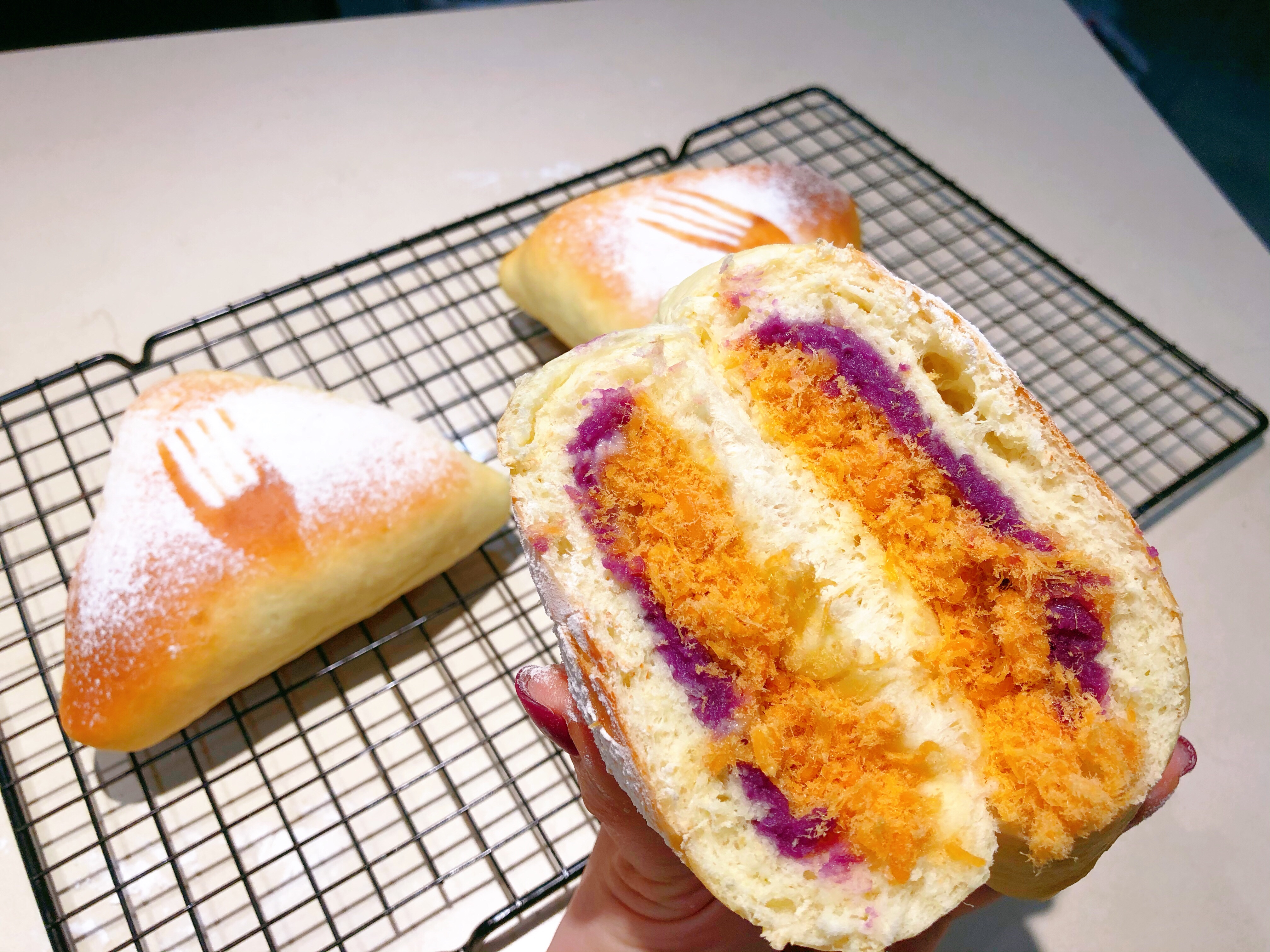 芋泥紫薯蟹棒肉松欧包小美版的做法