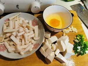 海鲜菇鸡蛋豆腐汤的做法 步骤1