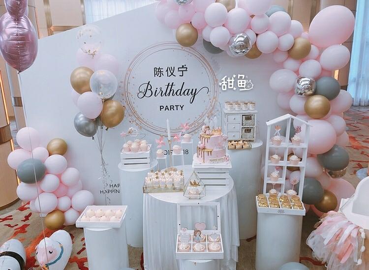 宝宝宴甜品台气球布置的做法
