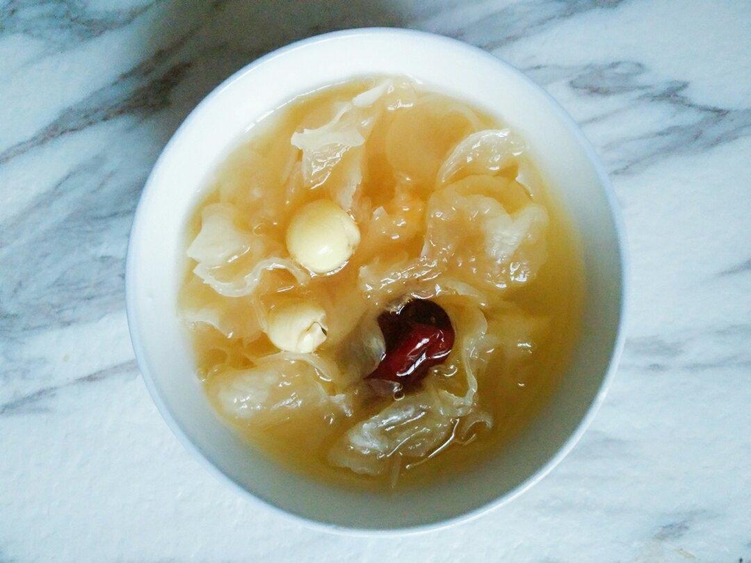 冰糖银耳莲子羹。（内附电饭煲做法）