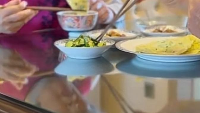 早餐红枣小米粥鸡蛋饼，花生，小菜   恰巴塔夹生菜鸡蛋饼的做法