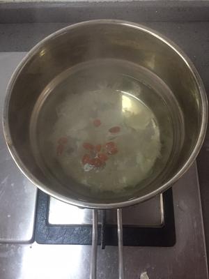 银耳红枣枸杞牛奶饮的做法 步骤2
