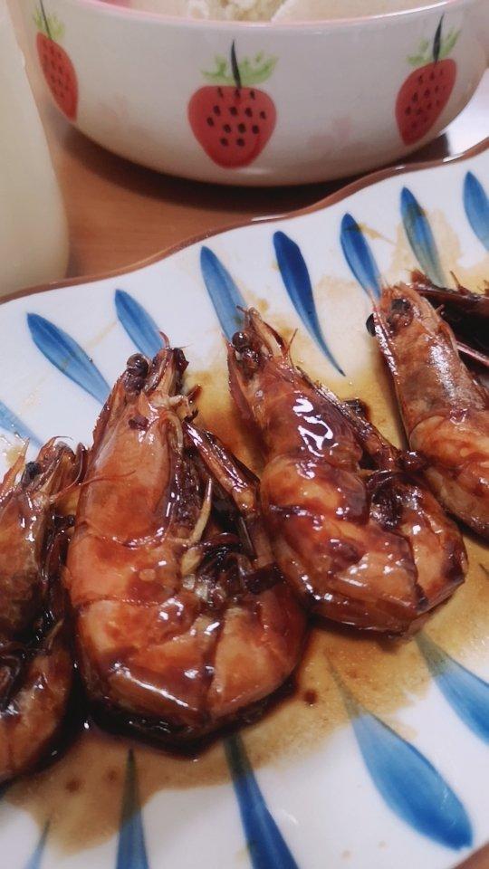 肖晓的小家做的干烧大虾(黑虎虾豉油皇煎虾)